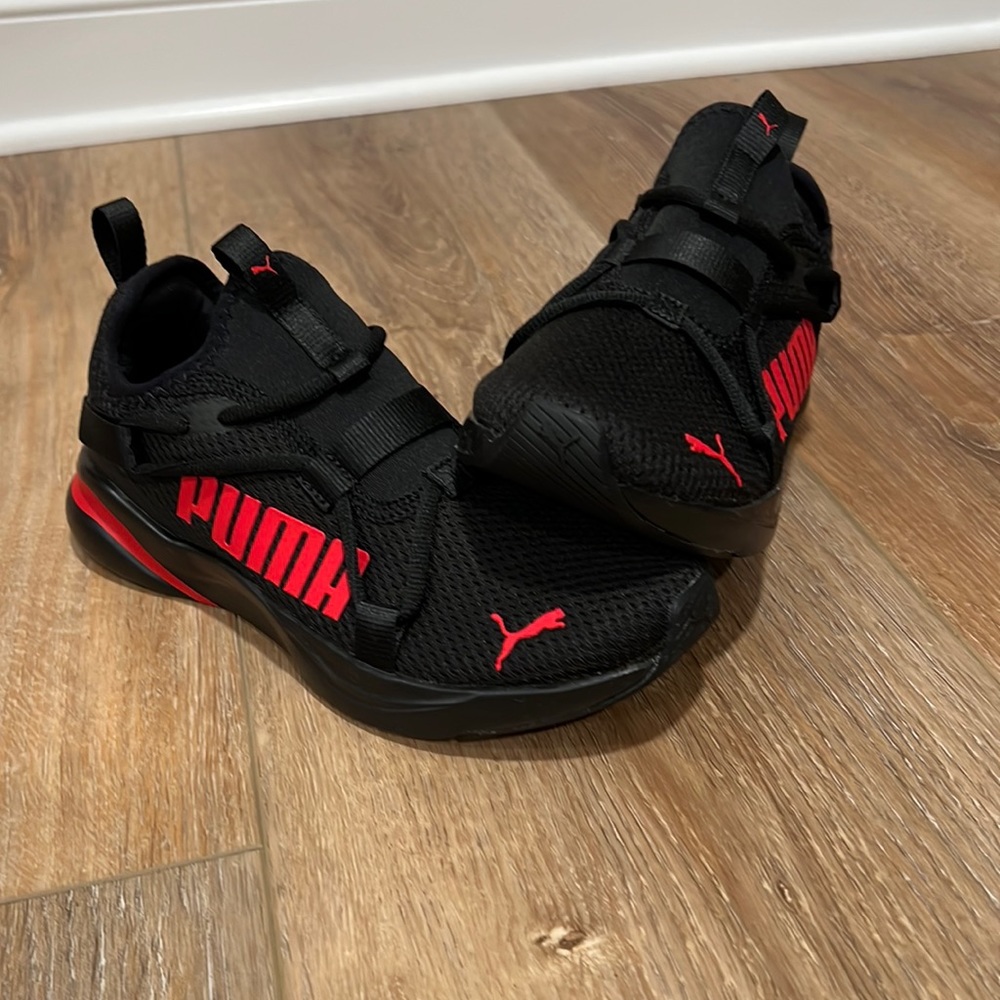 New boys pumas only tried on inside